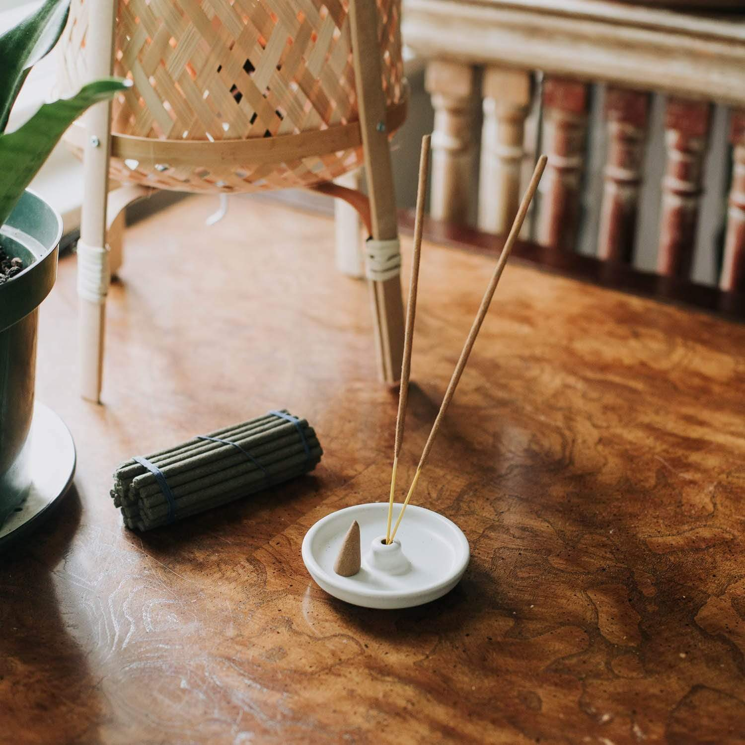 How to use an incense holder
