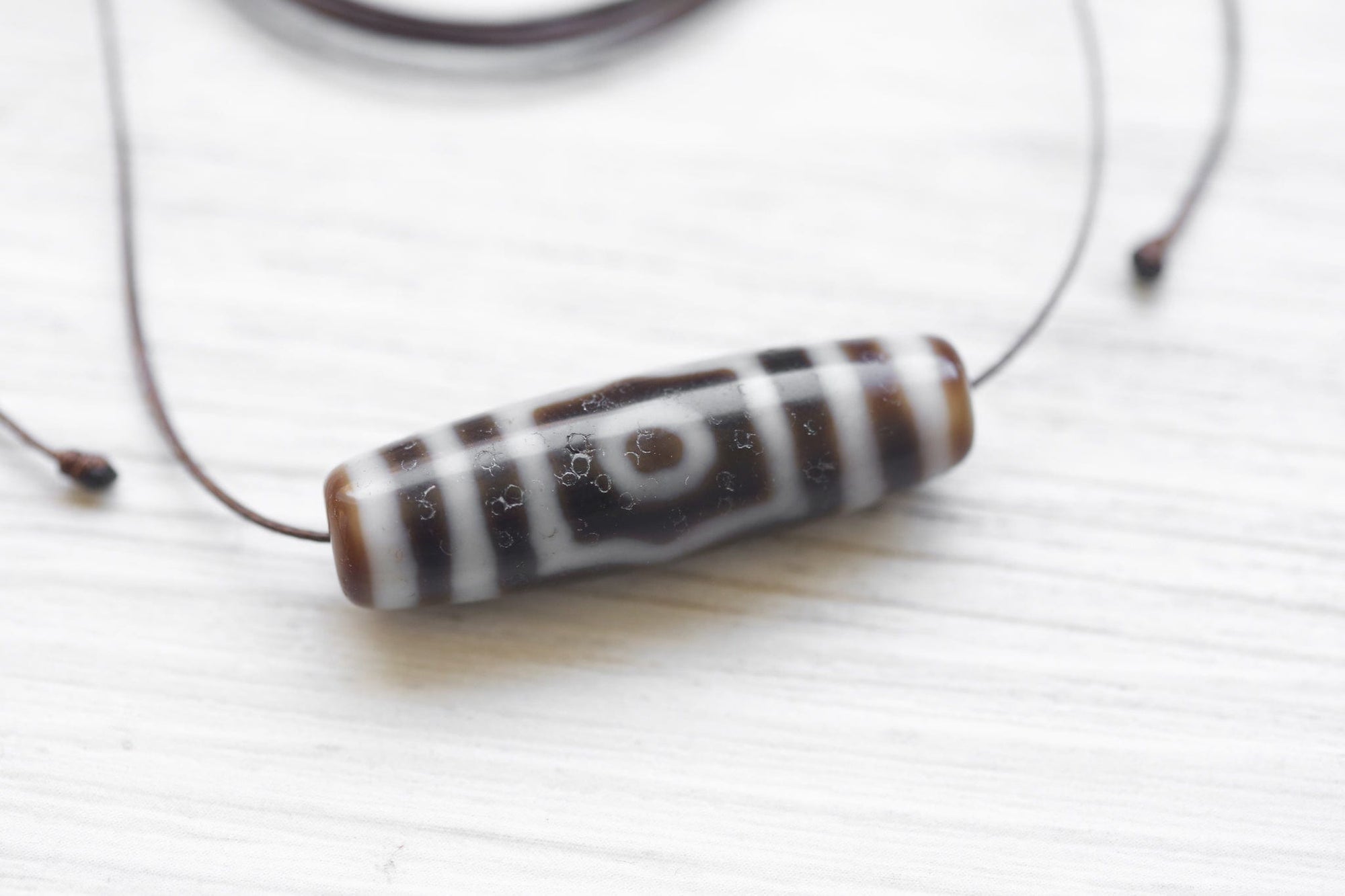 874　天珠　triple　eyed　dzi　with　diamond　！ 874 天珠 triple eyed dzi with diamond ！ The Three-Eye Dzi