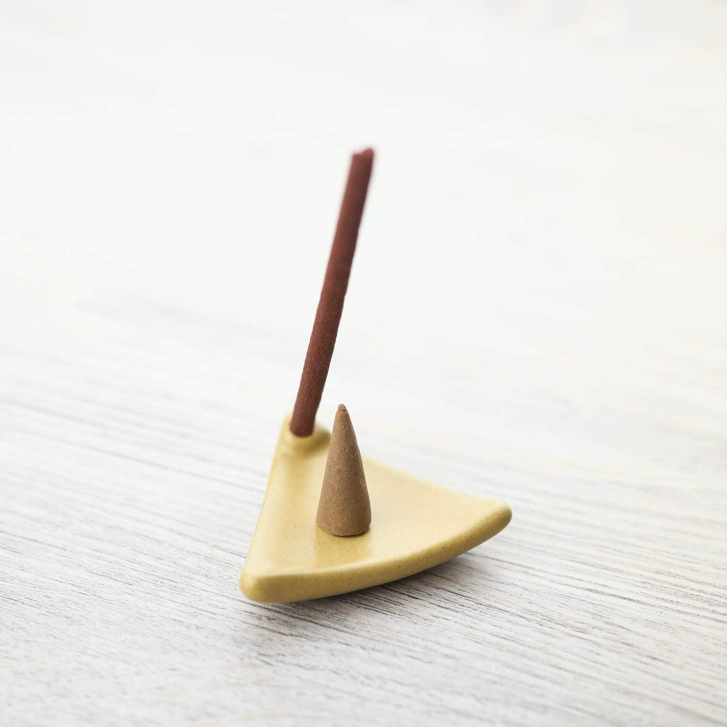 Incense Sandalwood Incense Cones + Agarwood Incense Cones + Juniper Berry Incense Cones + Vanilla Incense Cones + Patchouli Incense Cones + Marigold Ceramic Triangle Incense Burner + Palo Santo Incense Cones + Nag Champa Incense Cones Himalayan Cone Incense Set IN196