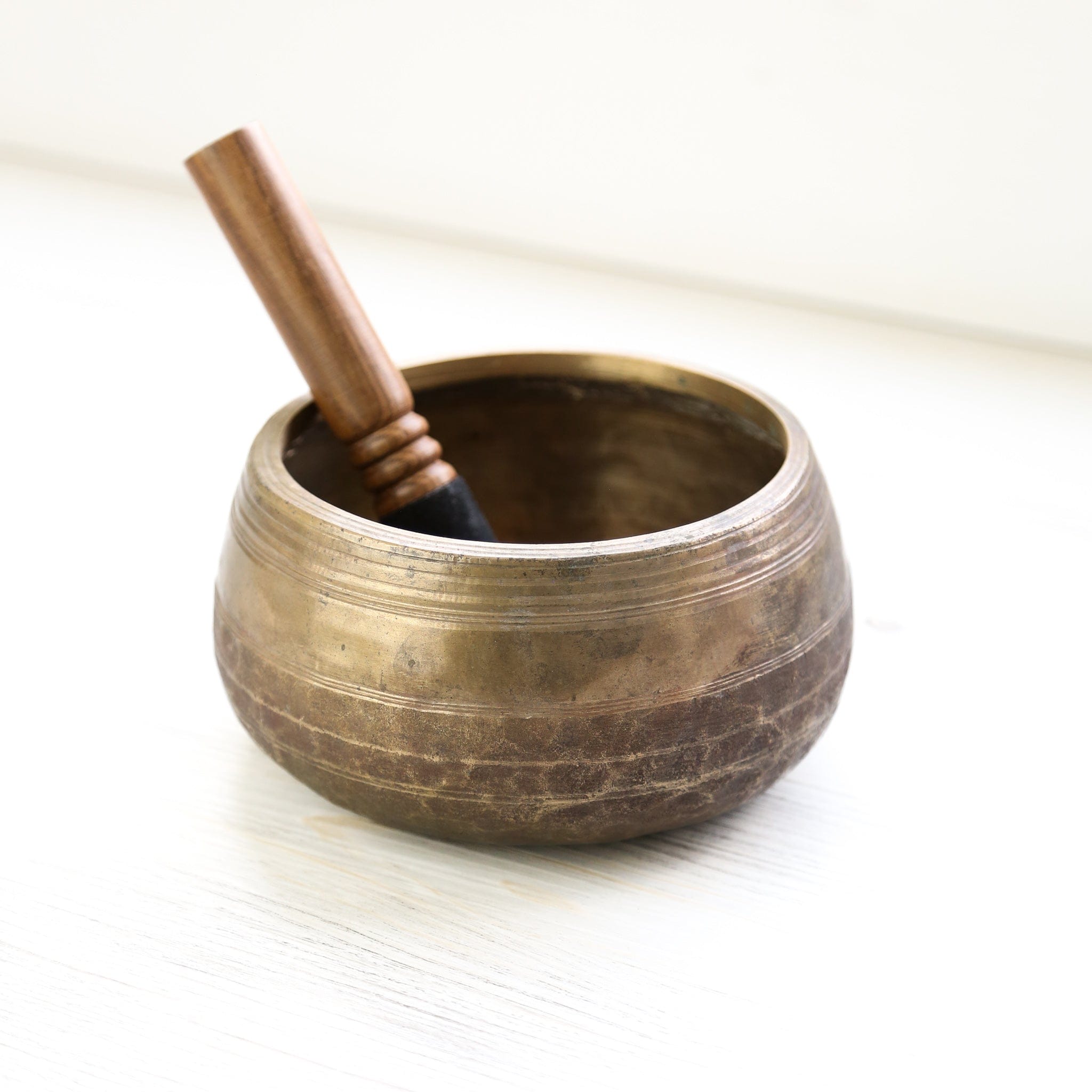 Singing Bowls Antique Mani Singing Bowl - Solar Plexus Chakra (665 Hz) oldbowl613