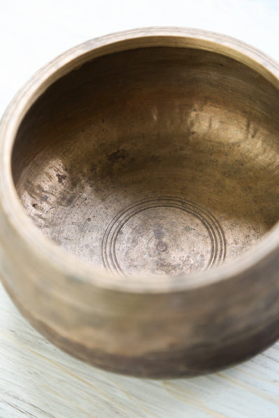 Singing Bowls Antique Mani Singing Bowl - Solar Plexus Chakra (665 Hz) oldbowl613