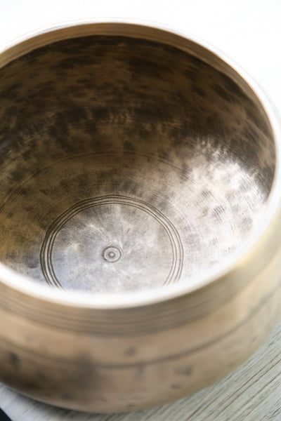 Singing Bowls Antique Mani Singing Bowl - Third Eye Chakra 454Hz oldbowl608