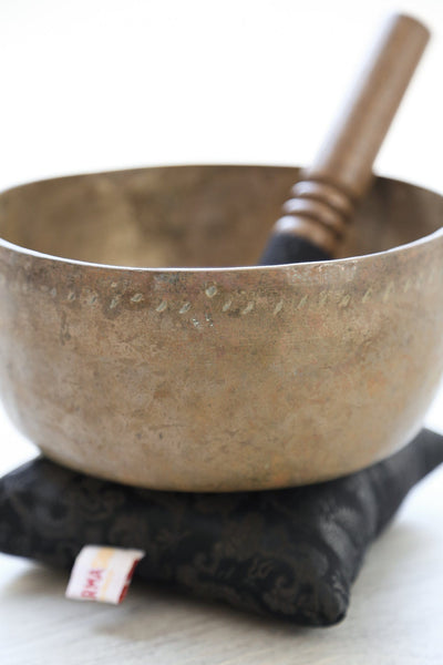 Singing Bowls Antique Singing Bowl Heart Chakra 170 Hz oldbowl583