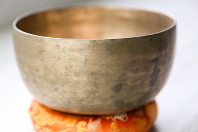 Singing Bowls Antique Singing Bowl Heart Chakra 185Hz moonbowl642