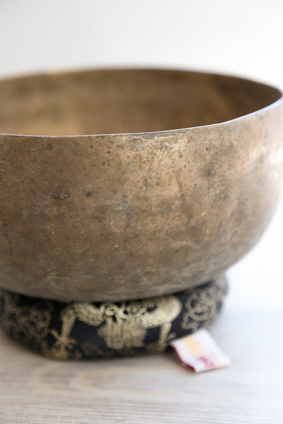 Singing Bowls Antique Singing Bowl Sacral Chakra 146 Hz oldbowl585