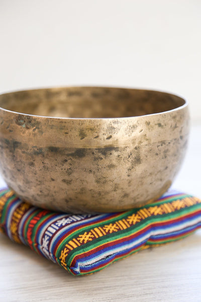 Singing Bowls Antique Singing Bowl Sacral Chakra 154 Hz oldbowl571