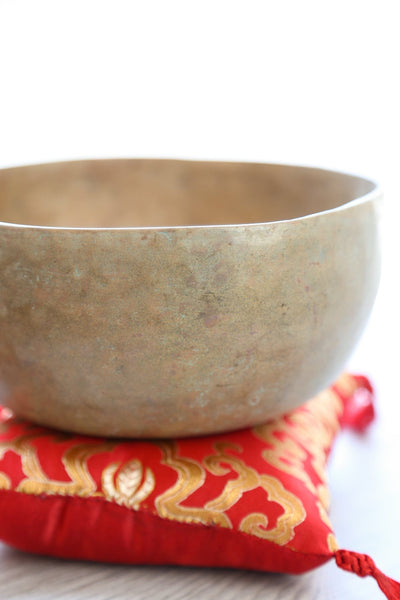 Singing Bowls Antique Singing Bowl Solar Plexus Chakra 160 Hz oldbowl589