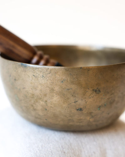 Singing Bowls Antique Singing Bowl Solar Plexus Chakra 166 Hz oldbowl708