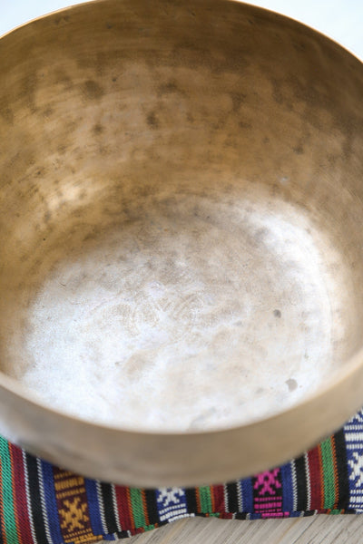 Singing Bowls Antique Singing Bowl Third Eye Chakra 107Hz oldbowl616