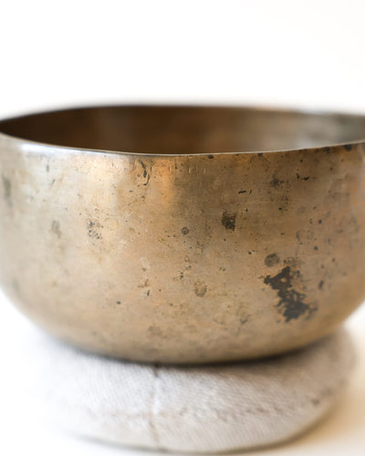 Singing Bowls Antique Singing Bowl Third Eye Chakra 216 Hz oldbowl706