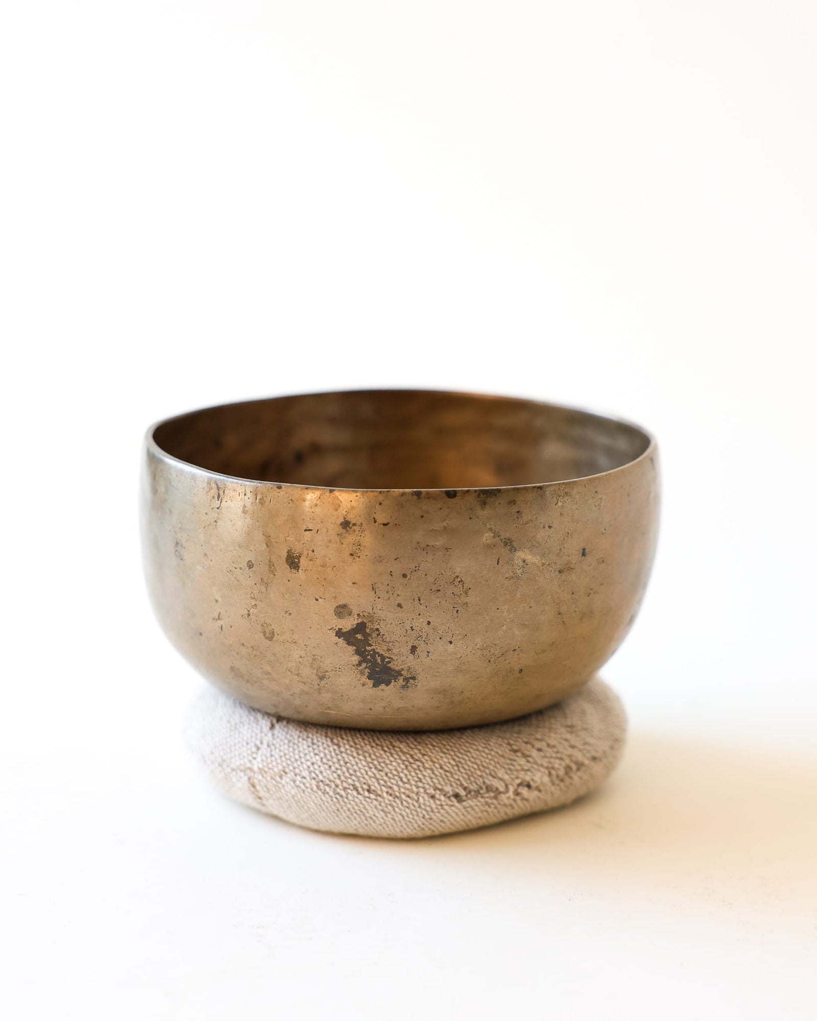 Singing Bowls Antique Singing Bowl Third Eye Chakra 216 Hz oldbowl706