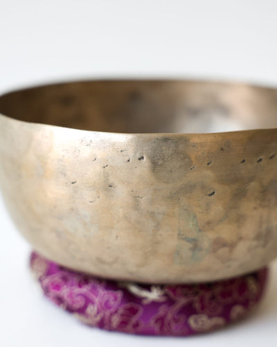 Singing Bowls Antique Singing Bowl Throat Chakra 392 Hz oldbowl686