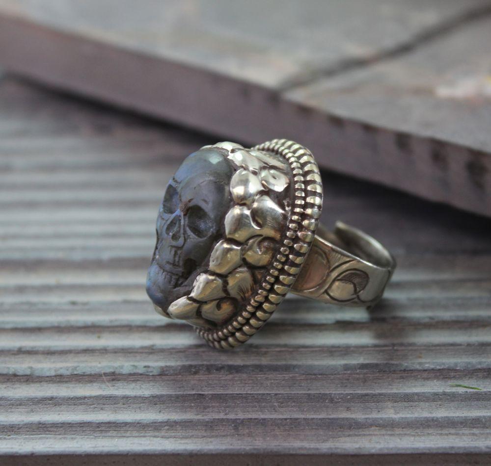 アクセサリー TIBETAN SKULL RING Amazing Mens Hand Carved Tibetan Skull Ring - DharmaShop