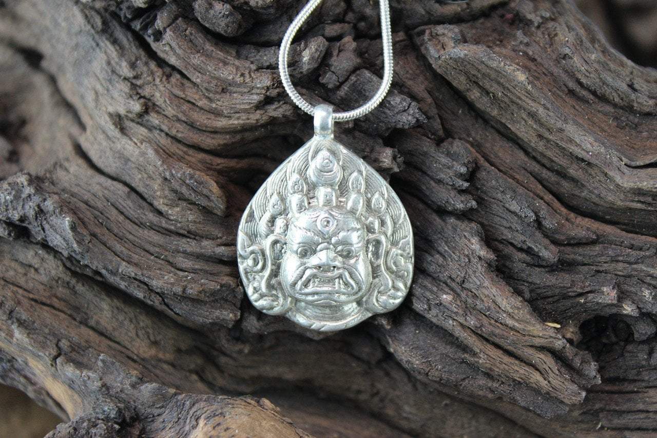 Pendentif Tibétain Mahakala En Argent Et Corail - Occasion Très Bon état