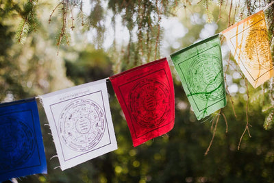 Banderas de oración de chakras y astrología