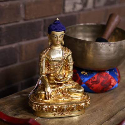 Estatua de Shakyamuni chapada en oro