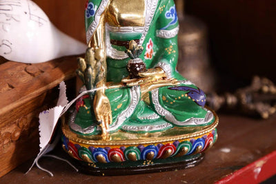 Estatua del Buda de la Medicina pintada a mano