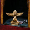 Pequeña estatua dorada de Garuda