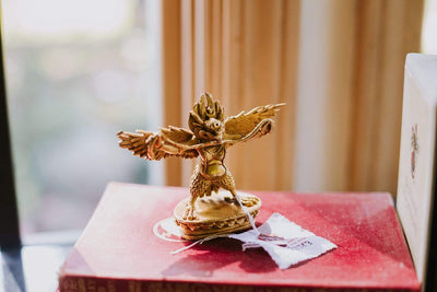 Pequeña estatua dorada de Garuda